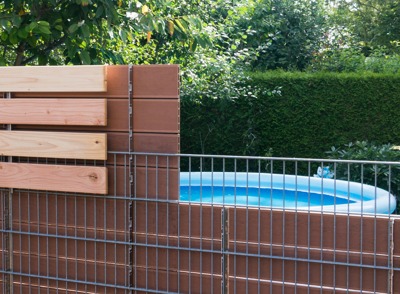 Universelle Befestigungsleisten zur nachträglichen Zaunerhöhung und zur Befestigung von Solar-Paneelen (PV-Anlagen) an vorhandenen Doppelstabzäunen online Kaufen bei ZAUN24