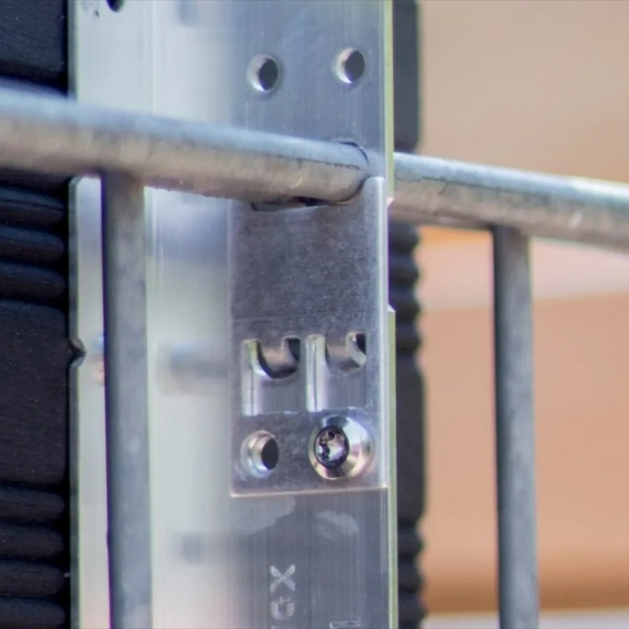 Aushebesicherung für universelle Winkelleiste (4er-Set) - sichern Sie Ihren Sichtschutz und PV-Module gegen unerlaubtes Entfernen online Kaufen bei ZAUN24