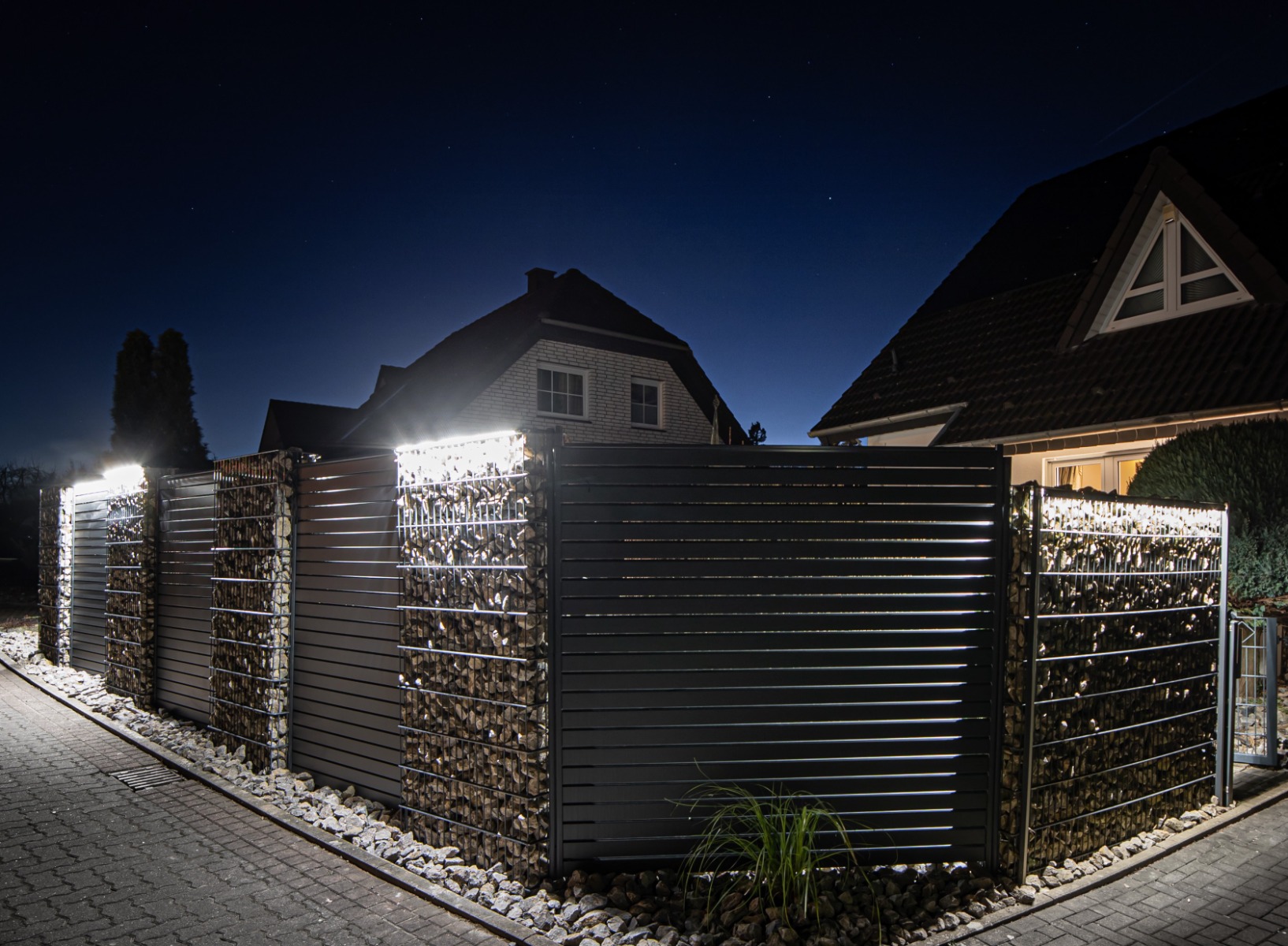 LyghtUp® LED-Leuchtschiene (5er-Set für Doppelstab- und Gabionenzäune), 2 Farben (anthrazitgrau o. silber), 2 Längen (1960mm o. 2460mm) bei ZAUN24