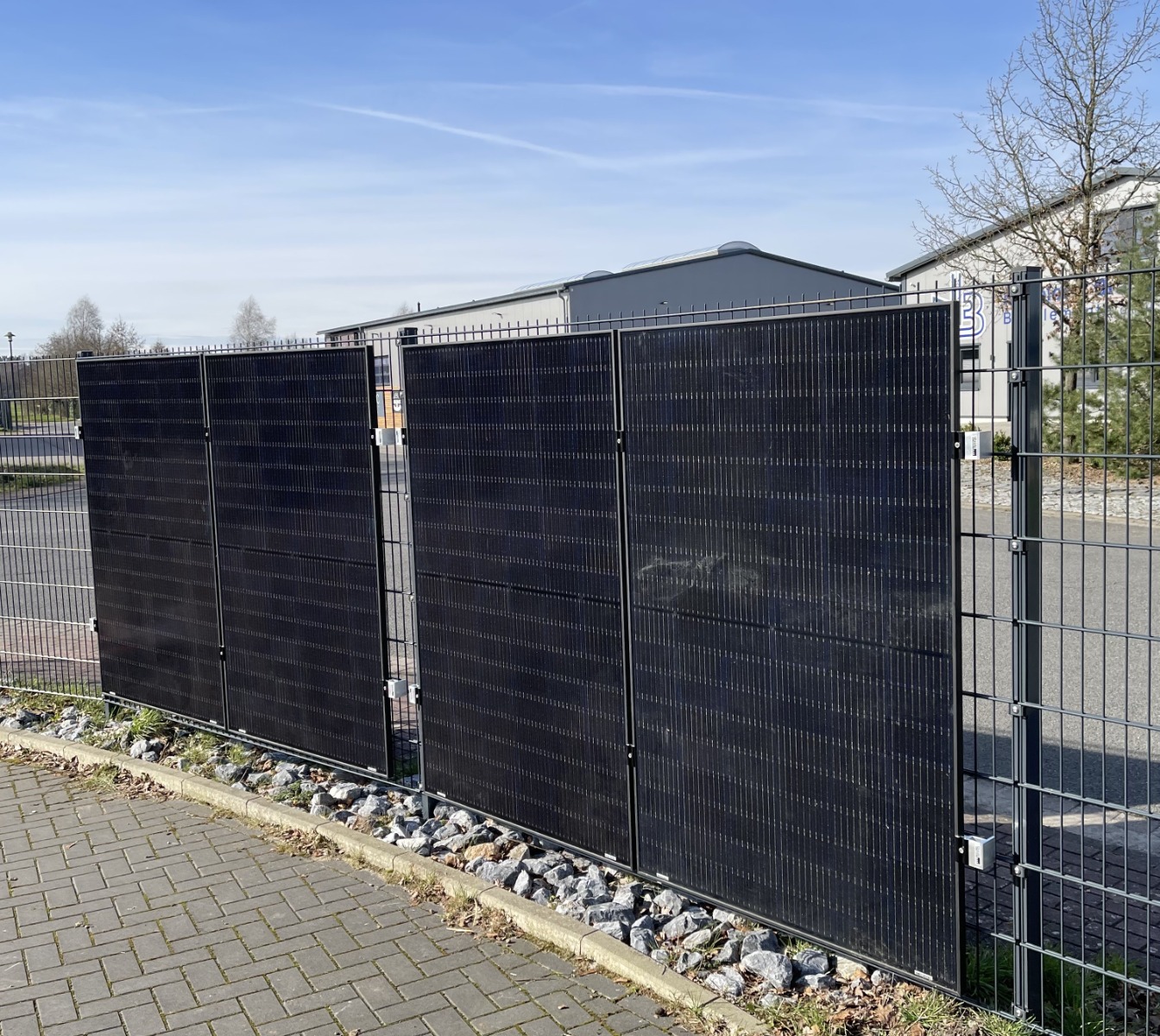 Zaunkraftwerk 1760 W - Komplettset zur nachträglichen Befestigung an Doppelstabmattenzaun - steuerfrei bei ZAUN24 online kaufen!